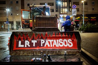 Buldozeris – protesto dėl LRT pataisų simbolis