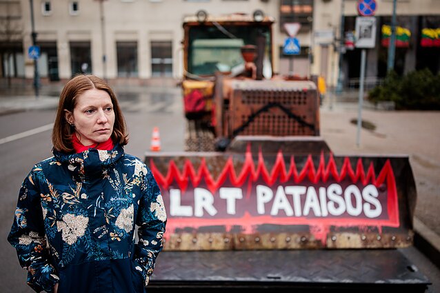 „Šalin rankas“ organizatoriai prie Seimo atgabeno simbolinį LRT pataisų buldozerį