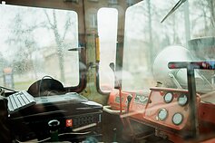 „Šalin rankas“ organizatoriai prie Seimo atgabeno simbolinį LRT pataisų buldozerį