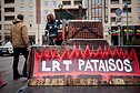 „Šalin rankas“ organizatoriai prie Seimo atgabeno simbolinį LRT pataisų buldozerį