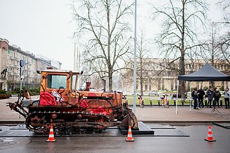 „Šalin rankas“ organizatoriai prie Seimo atgabeno simbolinį LRT pataisų buldozerį