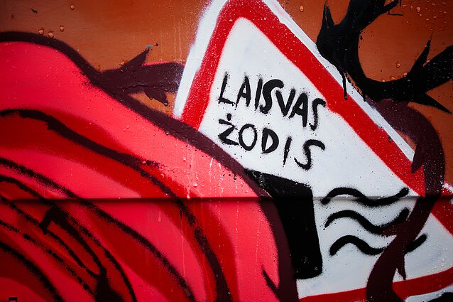 „Šalin rankas“ organizatoriai prie Seimo atgabeno simbolinį LRT pataisų buldozerį