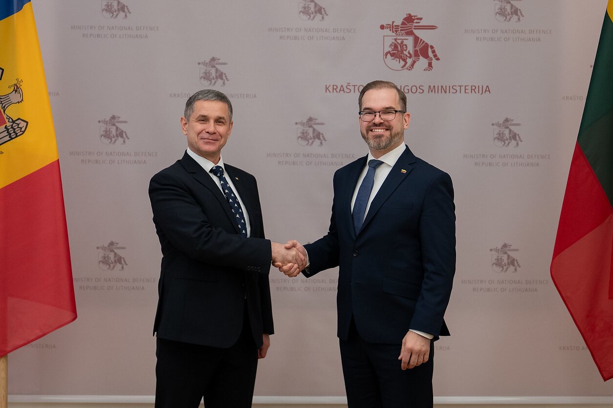 Moldovos gynybos ministras Anatolie Nosatii ir Lietuvos krašto apsaugos ministras Robertas Kaunas