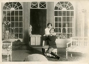 Scena iš G. Verdi operos „Traviata.“ Adelė Galaunienė – Violeta, Kipras Petrauskas – Alfredas. 1920 m.