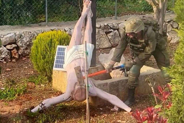 Izraelio karys buvo užfiksuotas niokojantis Jėzaus Kristaus statulą Pietų Libane