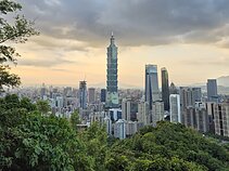 Taipėjaus panorama žvelgiant nuo vieno iš miestą juosiančių kalnų