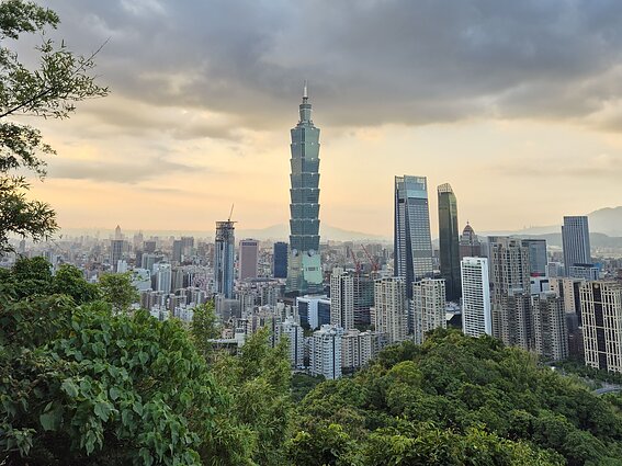 Taipėjaus panorama žvelgiant nuo vieno iš miestą juosiančių kalnų