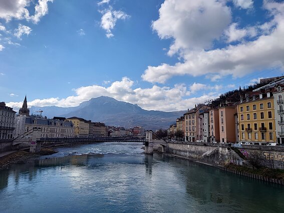 Kalnų apsuptas Grenoblio miestas