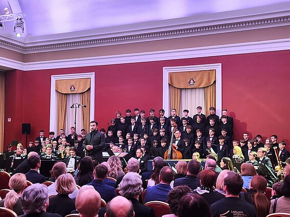 Koncertas „God save King George“ Vilniaus Rotušėje. Choras „Varpelis“ kartu su choru „Dagilėlis“ ir Lietuvos simfoniniu pučiamųjų orkestru