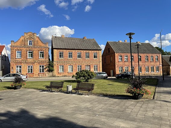 Pastatai Žeimelio aikštėje