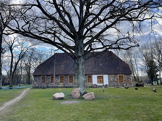 Buvusiame liuteronų bažnyčios klebonijos pastate, kuriame tarpukariu veikė latvių mokykla, šiuo metu įsikūręs senos technikos ir įrankių muziejus