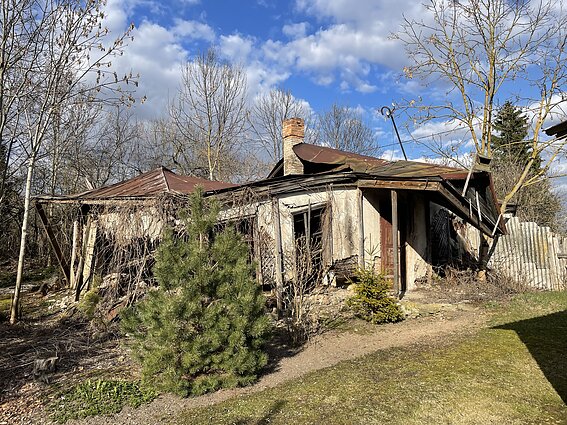 Sugriuvęs buvusios žydų mokyklos pastatas