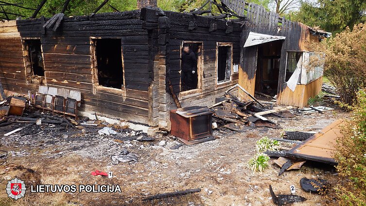 Двое мужчин обвиняются в разбоях и убийствах пожилых женщин в Шальчининкском районе