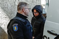 Įtariamoji paramediko nužudymu – buvusi jo žmona Justina Sadauskienė (Gaigalaitė) atvežta į teismą