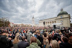 Protestas „Šalin rankas“ Katedros aikštėje.