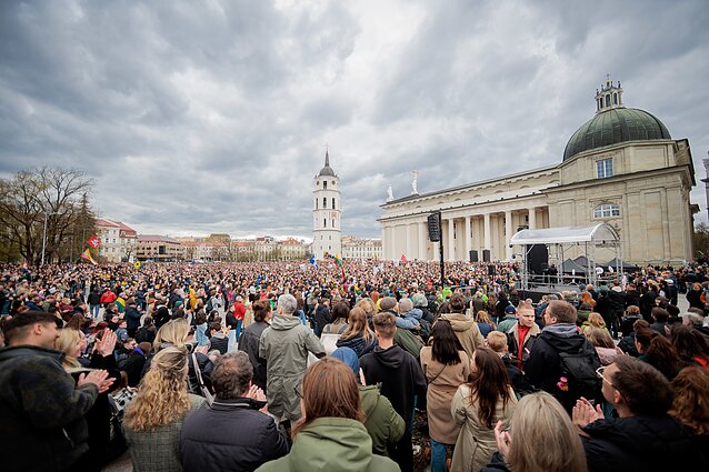 Protestas „Šalin rankas“ Katedros aikštėje.