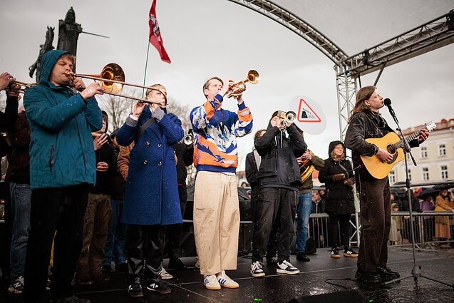Protestas „Šalin rankas“ Katedros aikštėje.