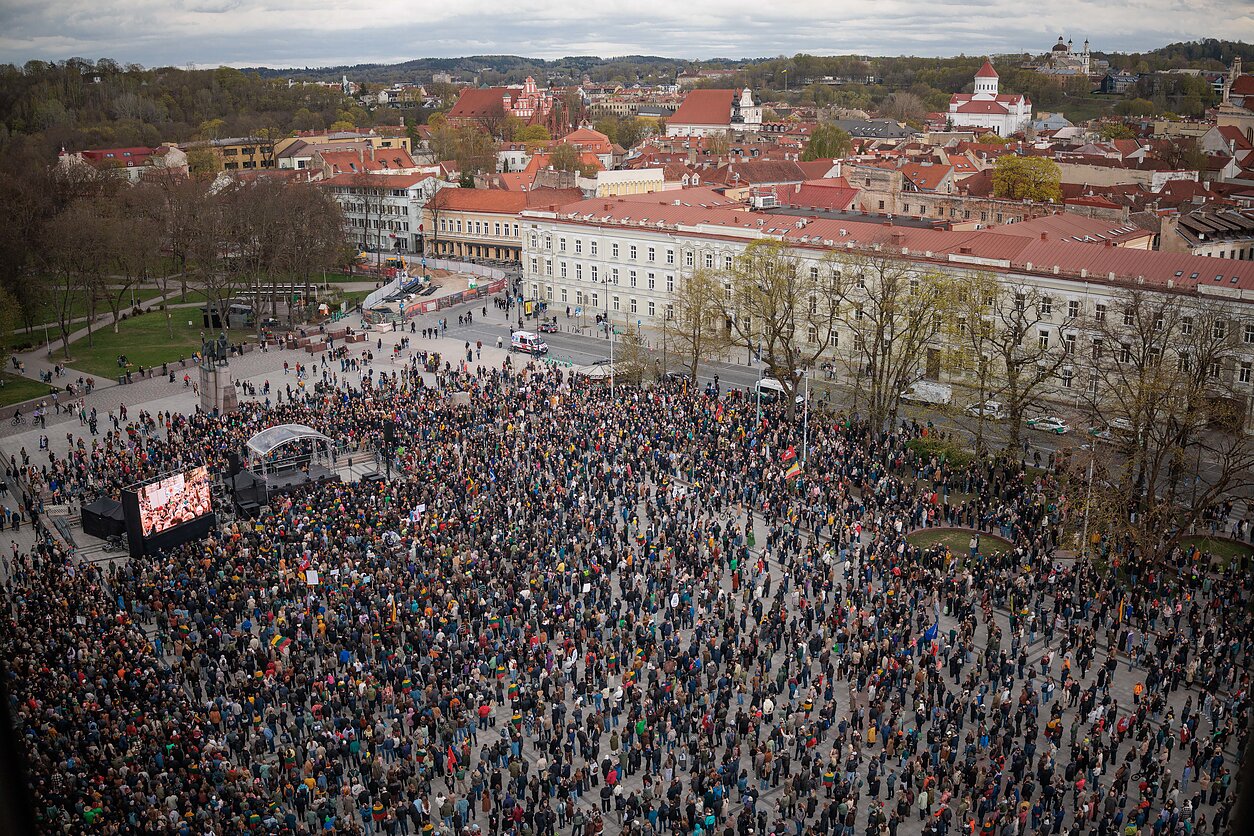 Protestas „Šalin rankas“ Katedros aikštėje.