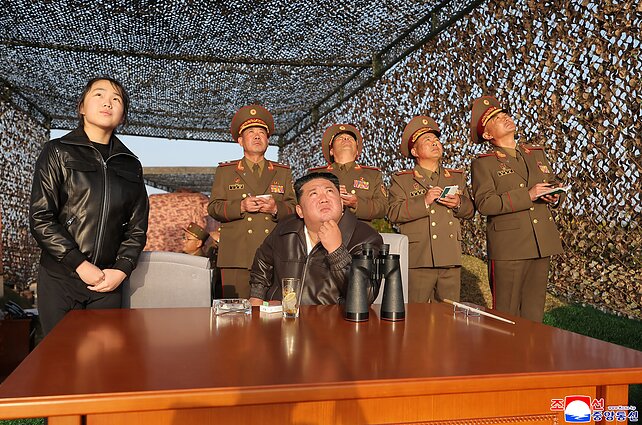 Kim Jong Unas (viduryje)