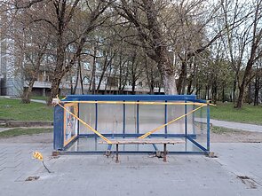  Stiprus vėjas ne tik laužė medžius, bet ir vartė stoteles, tvoras