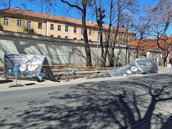  Stiprus vėjas ne tik laužė medžius, bet ir vartė stoteles, tvoras