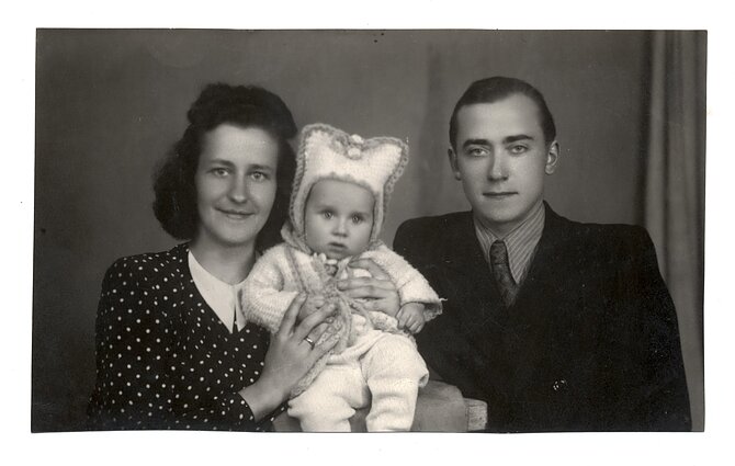  Vytautas su mama Veronika ir tėčiu Marijonu, 1951. 