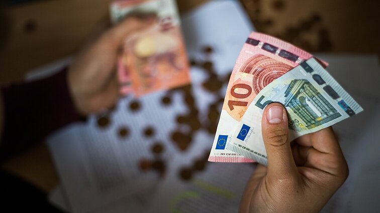 Investavimas, indėliai, paskolų padengimas: atgautos pensijos keliavo ne tik pirkiniam