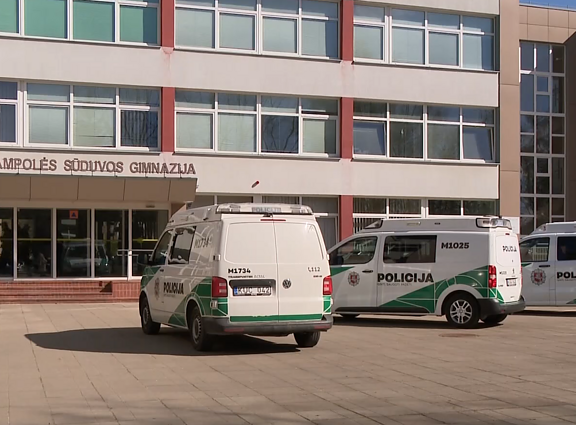 Marijampolės mokykloje peiliu sužalotos dvi moksleivės