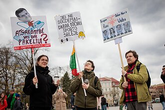 Protestas „Šalin rankas“ Katedros aikštėje
