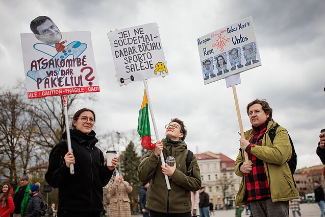 Protestas „Šalin rankas“ Katedros aikštėje