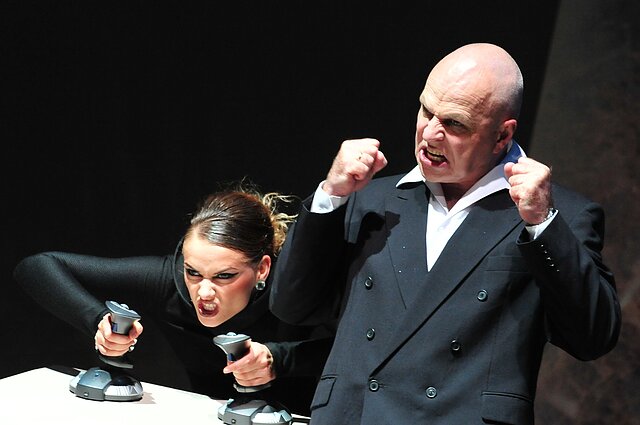 Monika Vaičiulytė, Vytautas Anužis – Generalinis. Gintaras Grajauskas, „Mergaitė, kurios bijojo Dievas“. Režisierius Jonas Vaitkus, KDT, 2010