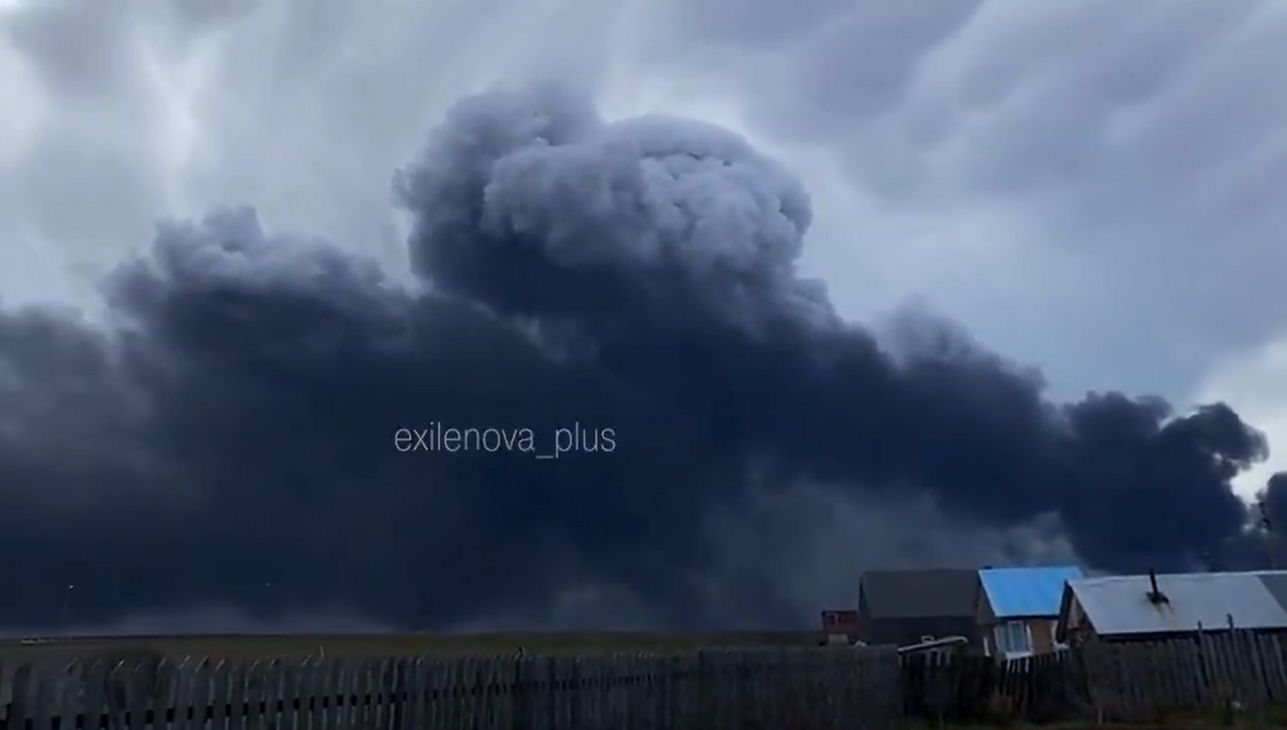 Gaisras, kilęs dėl Ukrainos dronų smūgių Permės naftos perdirbimo gamykloje