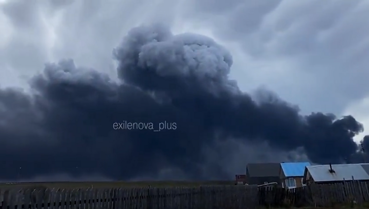 Gaisras, kilęs dėl Ukrainos dronų smūgių Permės naftos perdirbimo gamykloje