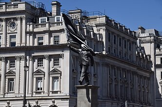 Londone ant pjedestalo iškilo statula su Banksy vardu