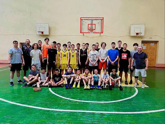 Danijoje gyvenantis krepšinio treneris Aurimas Verbukas organizuoja vaikų krepšinio stovyklas Ukrainoje