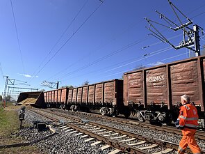 Kėdainių r. nuo bėgių nuriedėjo skaldą gabenę vagonai. Gudžiūnų geležinkelio stotis