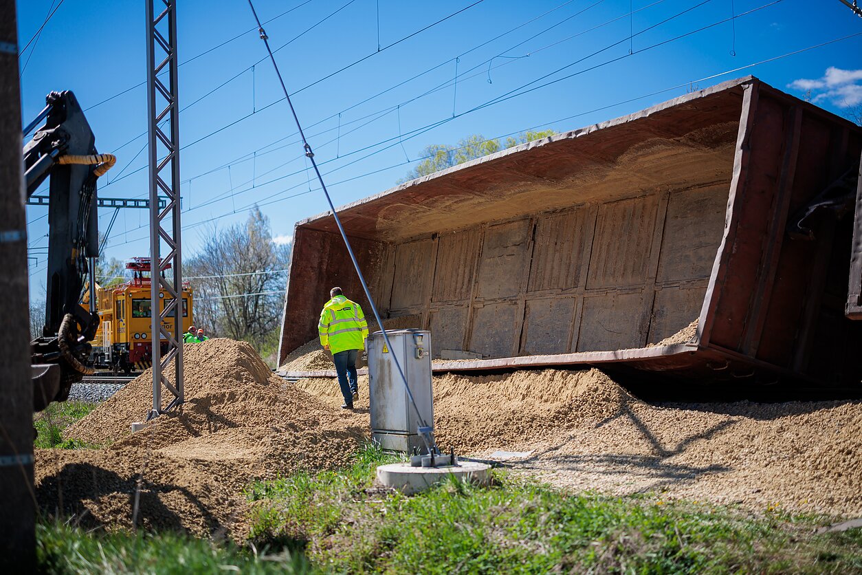 Kėdainių r. nuo bėgių nuriedėjo skaldą gabenę vagonai. Gudžiūnų geležinkelio stotis