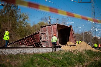 Kėdainių r. nuo bėgių nuriedėjo skaldą gabenę vagonai. Gudžiūnų geležinkelio stotis