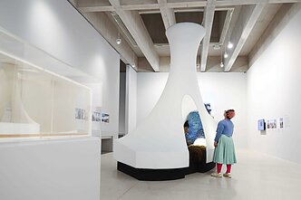 Paroda „Buveinės pojūčiams“ galerijoje „Tate St Ives“. „Spektro užuomina“ (1975–2014)