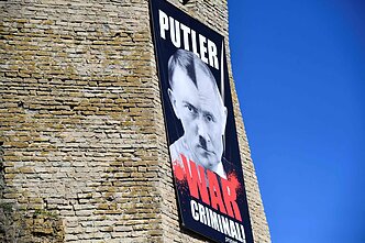 Narvos muziejus vėl iškabins plakatą, skelbiantį Vladimirą Putiną karo nusikaltėliu