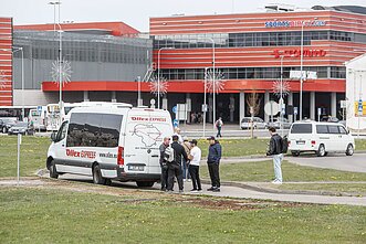 Keliautojai į Rygos miestą ar oro uostą įlaipinami ne stotyje, o kitoje gatvės pusėje esančioje degalinėje