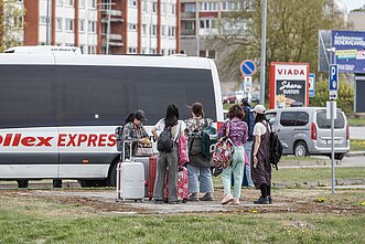Keliautojai į Rygos miestą ar oro uostą įlaipinami ne stotyje, o kitoje gatvės pusėje esančioje degalinėje