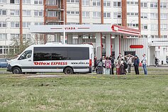 Keliautojai į Rygos miestą ar oro uostą įlaipinami ne stotyje, o kitoje gatvės pusėje esančioje degalinėje