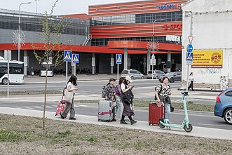 Keliautojai į Rygos miestą ar oro uostą įlaipinami ne stotyje, o kitoje gatvės pusėje esančioje degalinėje
