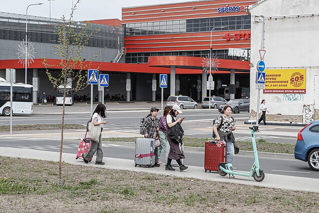 Keliautojai į Rygos miestą ar oro uostą įlaipinami ne stotyje, o kitoje gatvės pusėje esančioje degalinėje