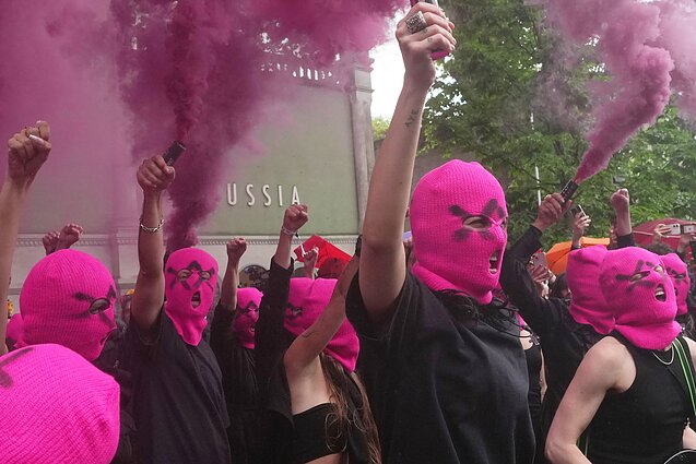 „Pussy Riot“ ir FEMEN priešais Rusijos paviljoną Venecijos bienalėje surengė protestą