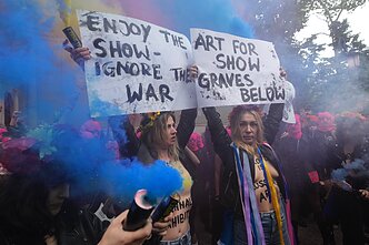 „Pussy Riot“ ir FEMEN priešais Rusijos paviljoną Venecijos bienalėje surengė protestą