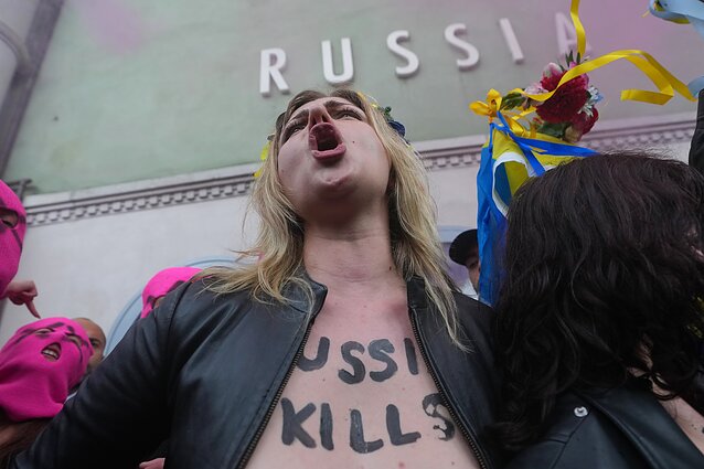 „Pussy Riot“ ir FEMEN priešais Rusijos paviljoną Venecijos bienalėje surengė protestą