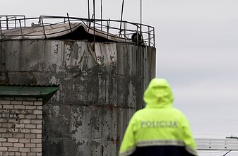 Galimai drono apgadintas naftos rezervuaras Latvijoje
