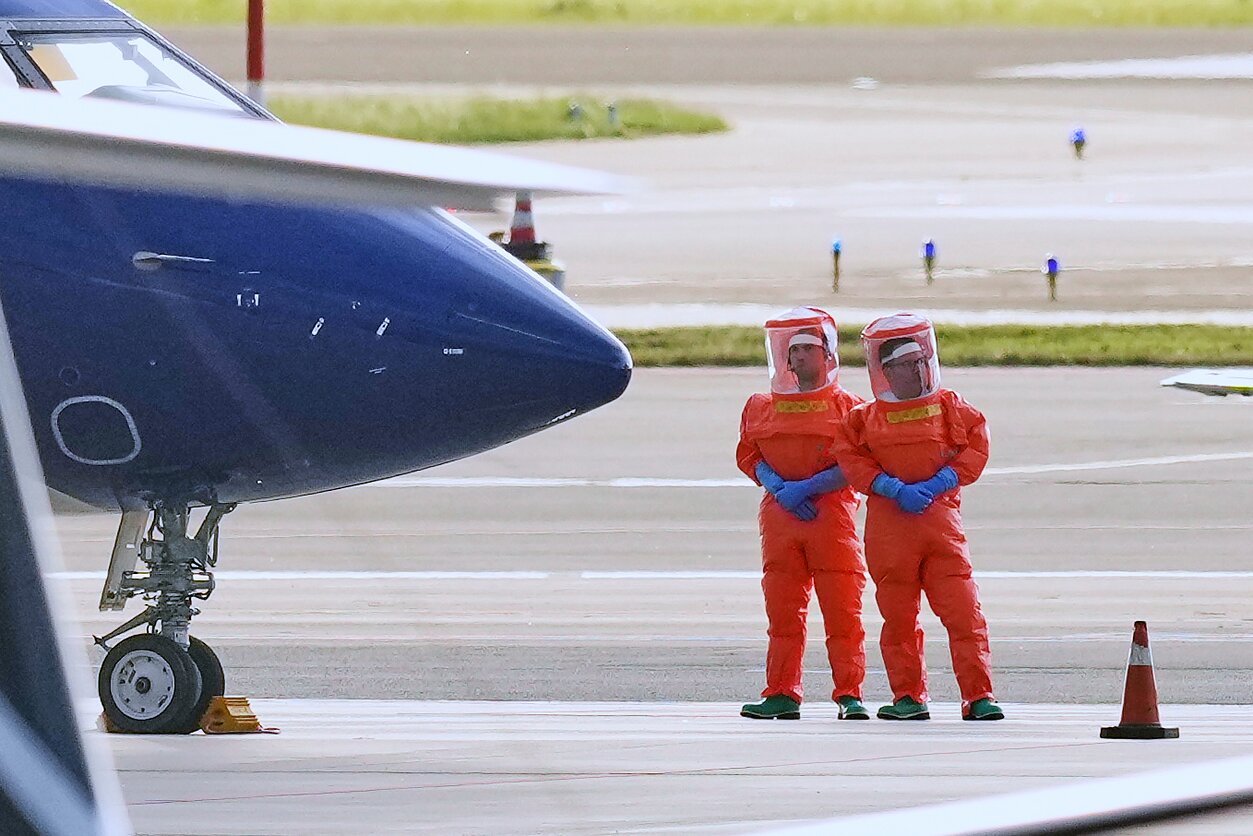 Amsterdame medikai, apsirengę apsauginėmis kostiumais, laukia pacientų, evakuotų iš kruizinio laivo „MV Hondius“ dėl įtariamos hantaviruso infekcijos, Šipholio oro uoste